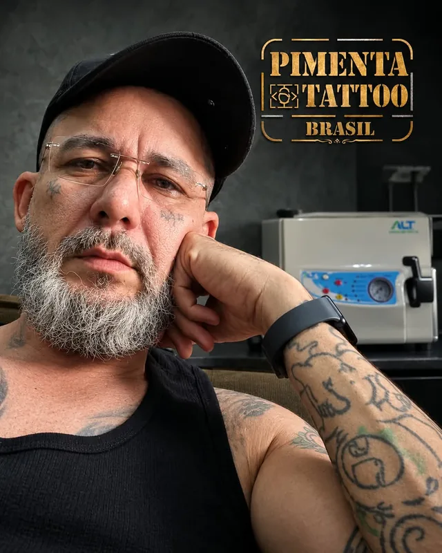 Tatuador da Pimenta Tattoo em seu estúdio em Santarém-PA